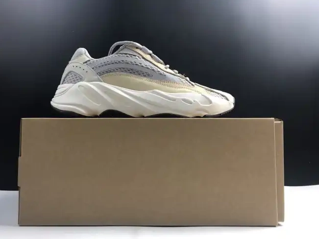 V2 Yeezy Boost Adidas GY7924 700 Cream Cream 0624
